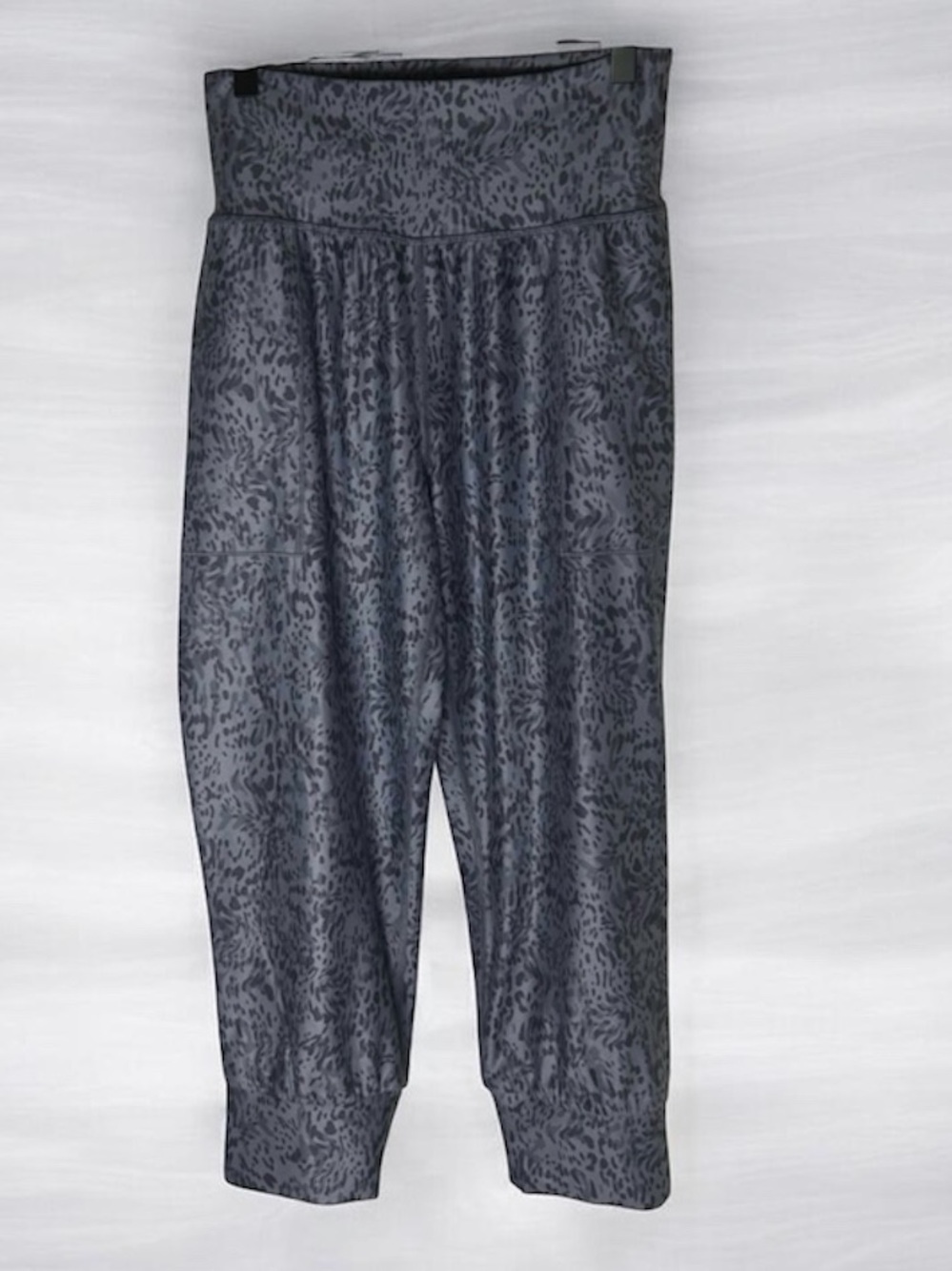 Athleta Salutation Printed Crop Jogger MP Medium Petite Tempest Violet Cheetah